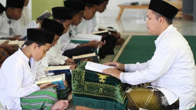 Siswa belajar di kelas sebagai banner Yayasan Raden Rahmat